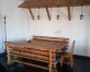 длинные деревянные столы